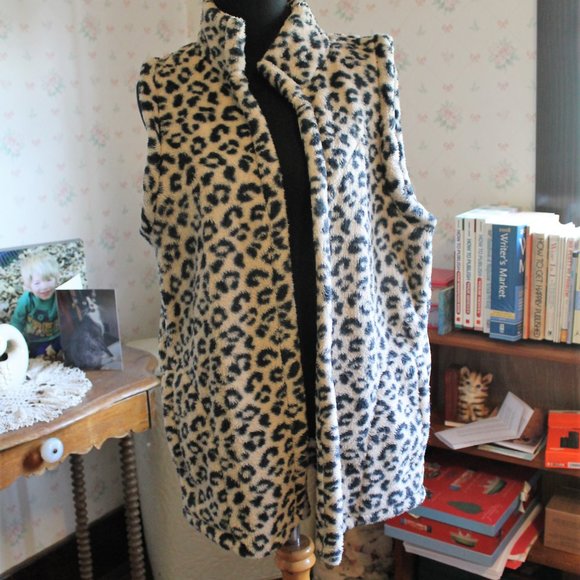 Avon / Studio 1886 Fuzzy Fleece Leopard Print Open Vest, Small - Picture 4 of 5